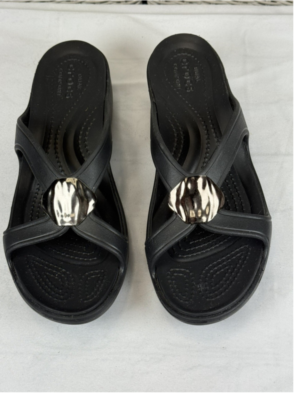 New Crocs Sanrah Sandals Womens 8 Hammered Medallion Black Silver Dual Comfort